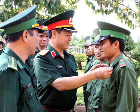 Thượng tướng Lê Hữu Đức thăm hỏi, động viên chiến sĩ đồn biên phòng Bù Đốp (Bình Phước)