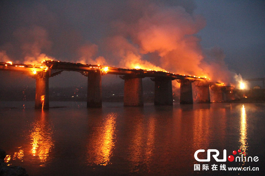 Hình ảnh cây cầu phong vũ bốc cháy dữ dội.