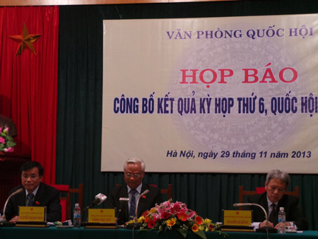 Họp báo thông báo kết quả kỳ họp. 