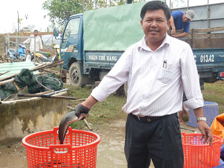 Anh Thứ xuất bán cá.