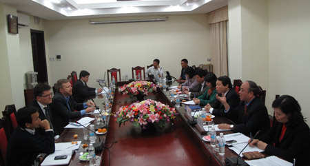 Chủ tịch Nguyễn Quốc Cường (thứ 2 bên phải) trao đổi với đoàn ADDA (Đan Mạch). 