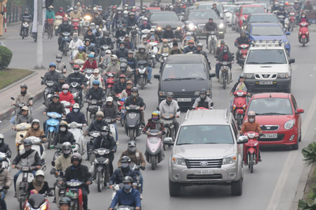 Hạn chế xe máy là xu hướng tất yếu trong tương lai của các đô thị lớn trên thế giới (ảnh minh họa, chụp tại Hà Nội). 