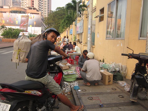 Nét đặc biệt của chợ sâu bọ là người bán không nói thách, người mua không phải trả giá