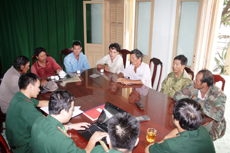 7 người dân được Bộ đội Biên phòng tỉnh Khánh Hòa  đưa về trụ sở Hải đội Biên phòng 2 làm việc.