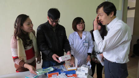 Bác sĩ Song Ki Young bàn giao nhân mắt và các thiết bị phục vụ phẫu thuật mắt cho Bệnh viện Kiến An.