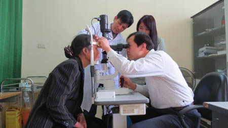 Bác sĩ Song Ki Young khám mắt cho bệnh nhân.