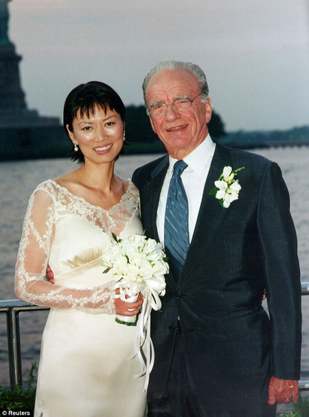 Vợ chồng Murdoch trong ngày cưới năm 1999