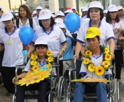 Chủ tịch nước Trương Tấn Sang chúc mừng Linh mục Phan Khắc Từ, Giám đốc Quỹ vì trẻ em khuyết tật