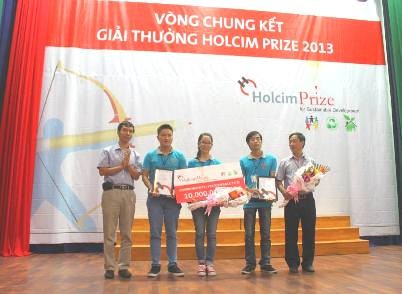 Nhóm 3 sinh viên nhận giải Bảo vệ môi trường cuộc thi Holcim prize 2013. Ảnh: VGP