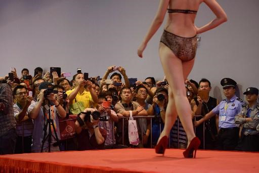 Thanh niên Trung Quốc chen chúc nhau xem biểu diễn ở Hội chợ văn hóa tình dục Quảng Châu (Nguồn: AFP)