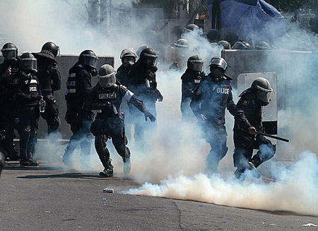 Biểu tình ở Thái Lan đã biến thành bạo lực.    Reuters
