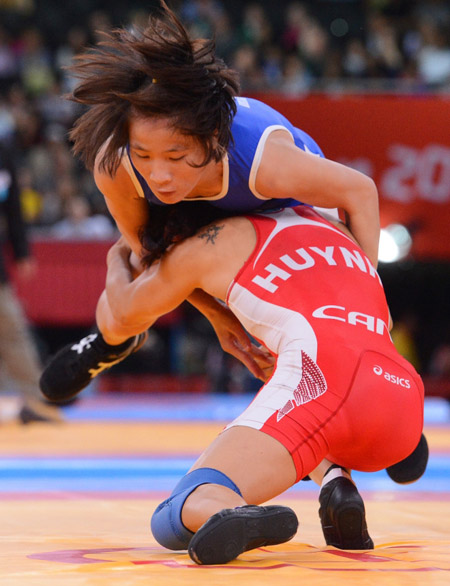 Nguyễn Thị Lụa (trên) được kỳ vọng sẽ giành HCV SEA Games 2013.