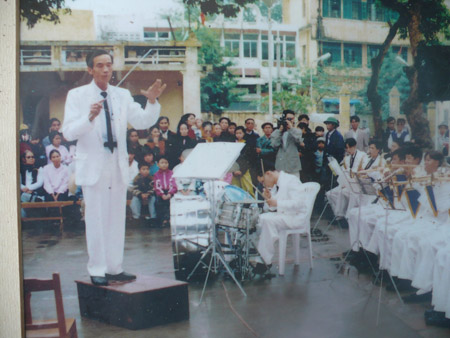 Nhà giáo Hoàng Hải Đường đang chỉ huy dàn kèn của Toà Giám mục Hải Phòng năm 2000 (ảnh nhân vật cung cấp).