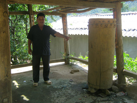 Già làng Châu Văn Pênh giới thiệu chiếc trống thiêng.