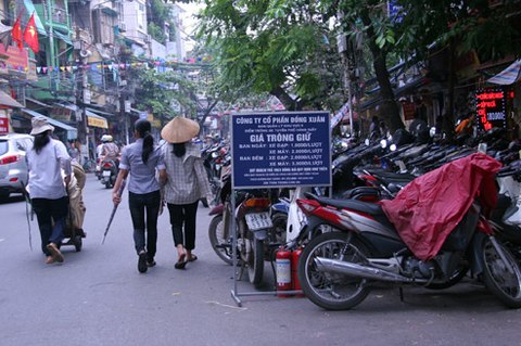   Việc trông giữ phương tiện đã được TP Hà Nội điều chỉnh giá (ảnh VNE)