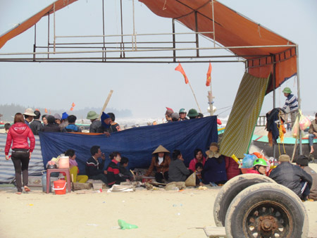 Người nhà nạn nhân đã dựng rạp bên bờ biển tìm thi thể 