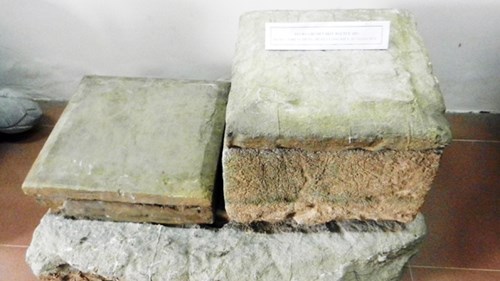 Một bộ Bia và Liễn đá hiện được bảo quản trong bảo tàng Bắc Ninh, được phát hiện năm 2012. (Ảnh: ANTĐ )