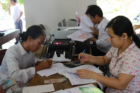 Người dân vay vốn Ngân hàng CSXH tại điểm giao dịch xã Nam Hải (Nam Trực, Nam Định).