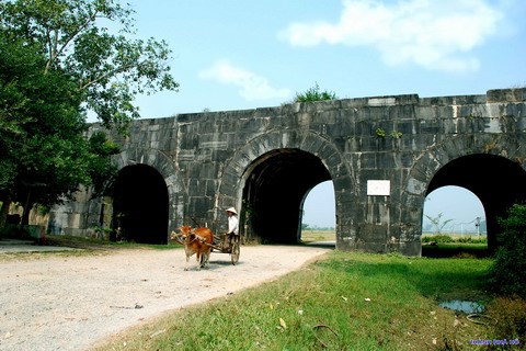 Thành nhà Hồ.