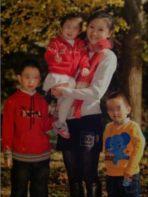  Tấm ảnh được đăng tải trên các trang mạng Trung Quốc được cho là ảnh của bà Trần Đình (vợ thứ hai của Trương Nghệ Mưu) và 3 con. Nguồn: Sina