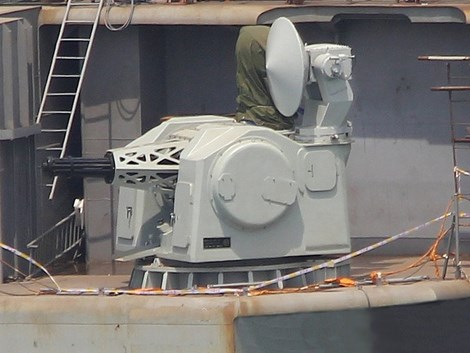 Tổ hợp pháo cao tốc Type 1030 CIWS trên Liêu Ninh.