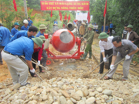 Thanh niên tình nguyện Quảng Ninh làm đường giao thông.