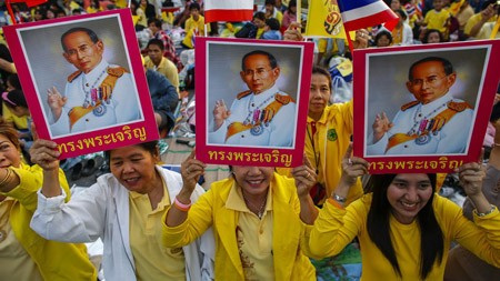 Người biểu tình ở Thái Lan kỷ niệm ngày sinh Nhà Vua Bhumibol Adulyadej.