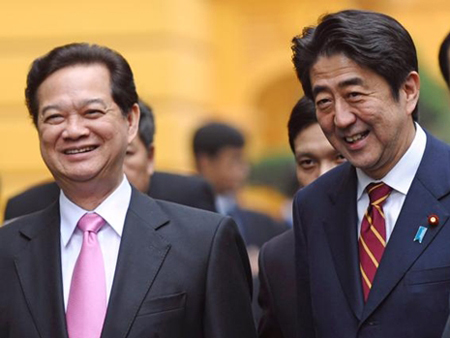 Thủ tướng Nguyễn Tấn Dũng và người đồng cấp Nhật Bản Shinzo Abe trong cuộc gặp tại Hà Nội hồi đầu năm nay. Việt Nam là nước đầu tiên mà ông Abe đến thăm kể từ khi nhậm chức. (Ảnh: AP)