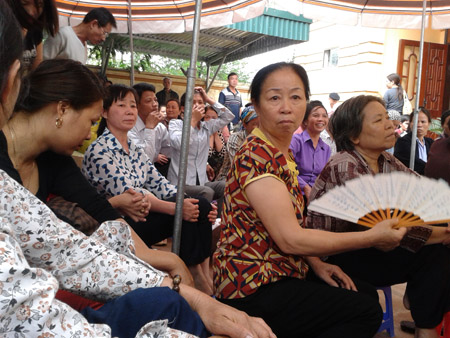 Một buổi khám chữa bệnh đông nghịt người tại nhà bà Phan Thị Chanh.