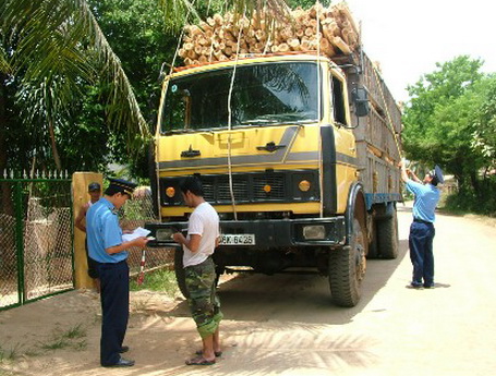 Xe chở quá tái không chỉ phá cầu đường mà còn tiềm ẩn tai nạn giao thông (Nguồn ảnh: Dân trí)