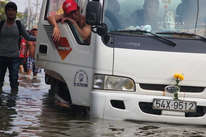 Ngoài đường nước ngập hơn 1m khiến nhiều xe chết máy, kể cả xe tải.