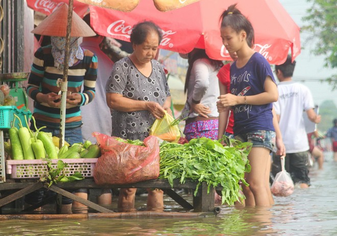 Chợ nổi giữa Sài Gòn.