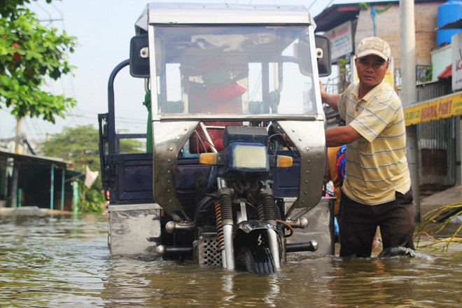 Sáng nay, cả P.Hiệp Bình Chánh chìm trong biển nước. Tại đường Tam Bình, nước tràn vào nhà dân ngập sâu hơn 1m, đồ đạc bị hư hỏng rất nhiều; xe cộ qua đoạn đường này bị chết máy hàng loạt, kể cả xe tải, taxi.