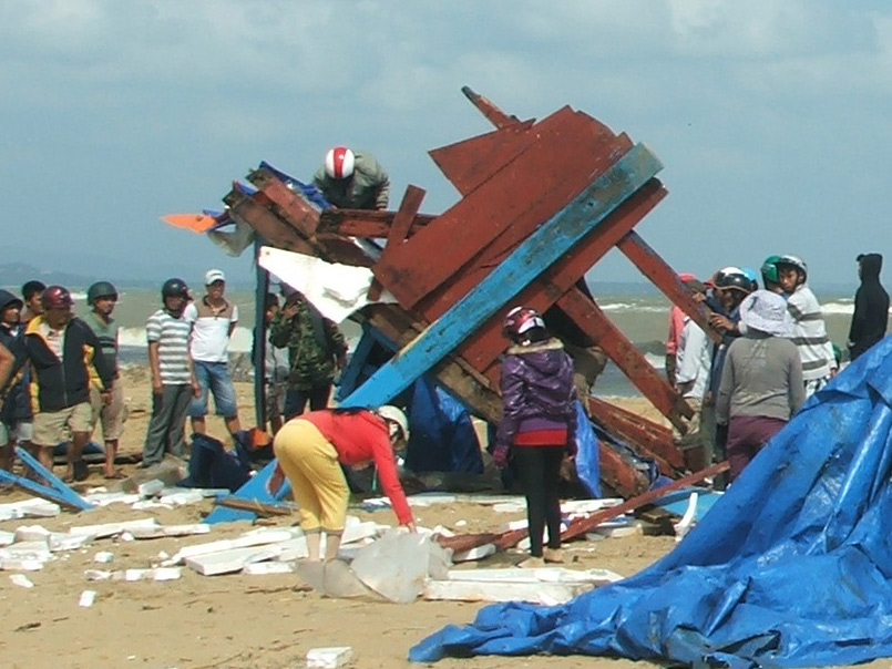 Tàu cá ngừ đại dương của ông Đánh bị sóng đánh tan nát (Nguồn ảnh: Dân trí)