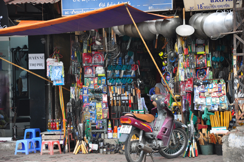 Đi trên phố Nguyễn Khuyến ngày nay, vẫn còn dăm ba cửa hiệu theo nghề cũ, bày bán đủ các chủng loại dao kéo.