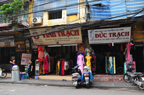 Một số cửa hàng như Đông Trạch, Hưng Trạch, Tân Trạch… trên phố Lương Văn Can giờ là địa chỉ nổi tiếng chuyên may áo dài cho khách du lịch nước ngoài.