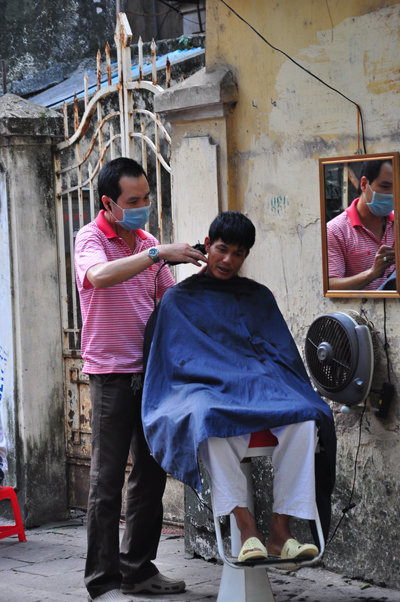 Công việc cắt tóc được tiến hành tỉ mỉ và chỉn chu từng bước. Khi cắt tóc xong phải đảm bảo không có sợi tóc nào dính trên áo khách mới được coi là đạt kỹ thuật.