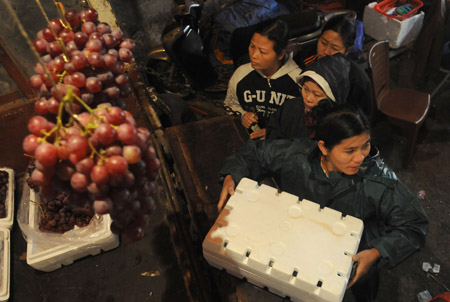 Một điểm buôn bán nông sản Trung Quốc tại chợ đầu mối Long Biên.