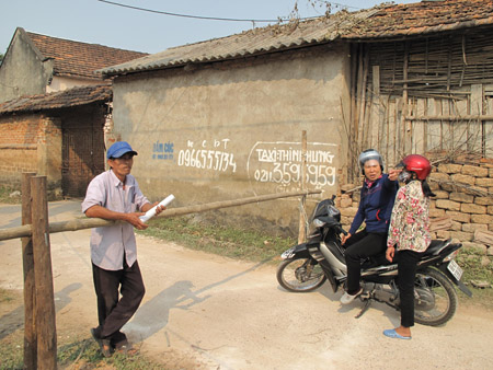 Các chốt barie mà người dân thôn Viên Du  lập ra để ngăn bệnh nhân vào làng.