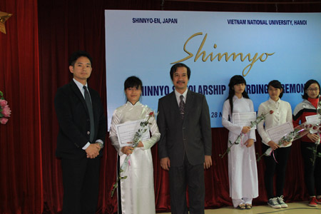 Em Nguyễn Thị Giang (thứ hai bên trái)  nhận học bổng tại ĐH Quốc gia Hà Nội tháng 11.2013.