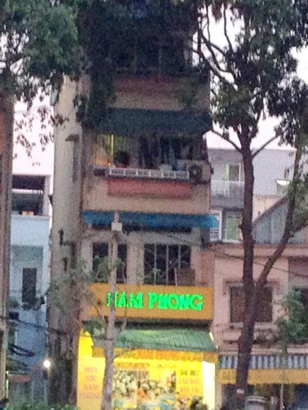 Gội đầu “Nam Phong” là căn nhà 3 tầng bề thế. 