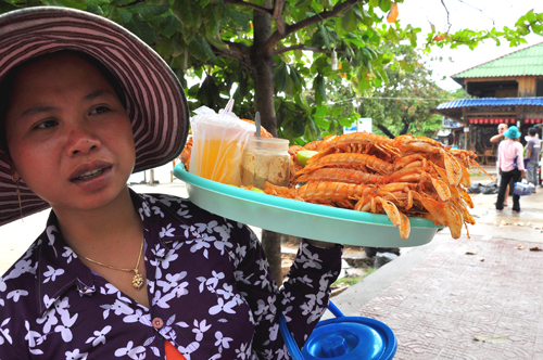 Những người phụ nữ Việt tần tảo mỗi ngày kiếm sống bằng nghề bán quà rong trên các bãi biển.