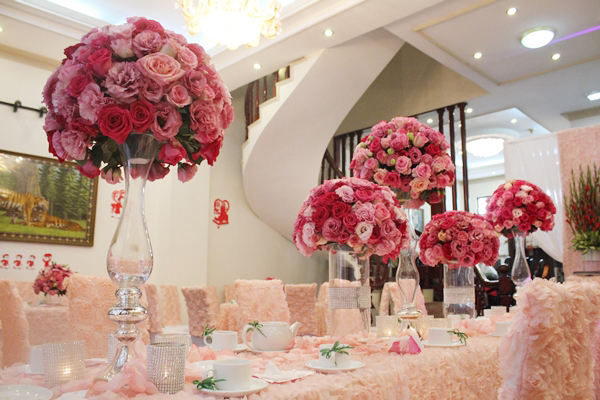 Toàn bộ không gian phủ một màu hồng dịu dàng từ hoa tươi, khăn trải bàn.