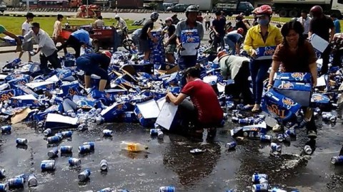 Hiện trường người dân cướp bia sau khi xe tải chở bia bị đổ. 