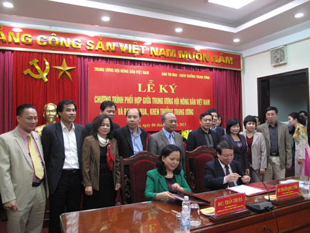 Chủ tịch T.Ư Hội NDVN Nguyễn Quốc Cường (giữa) chứng kiến ký kết chương trình phối hợp giữa  T.Ư Hội NDVN và Ban Thi đua - Khen thưởng T.Ư. 