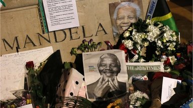 Người dân Nam Phi đặt nến và hoa, cầu nguyện, tưởng niệm Cựu tổng thống Nelson Mandela.