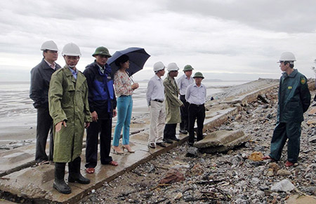 Một đoạn đê biển trên đảo Cát Hải bị bão số 2 năm 2013 tàn phá, hư hại nặng. 