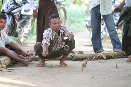 Run Dol là trò chơi dân tộc được rất nhiều nông dân Myanmar yêu thích.