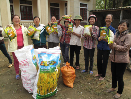Nhiềm vui nhận lúa giống của nông dân tại Hà Tĩnh.
