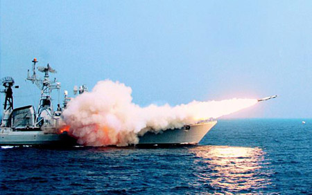 Khai hoả tên lửa Brahmos trên tàu khu trục lớp Rajput của Ấn Độ